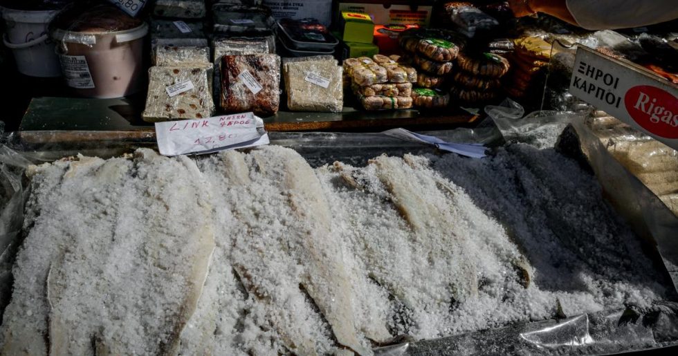 Γιατί είναι πιο «αλμυρή» φέτος η τιμή του μπακαλιάρου